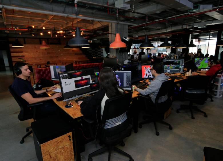 Jóvenes artistas y desarrolladores trabajando en empresa PolygonUs 