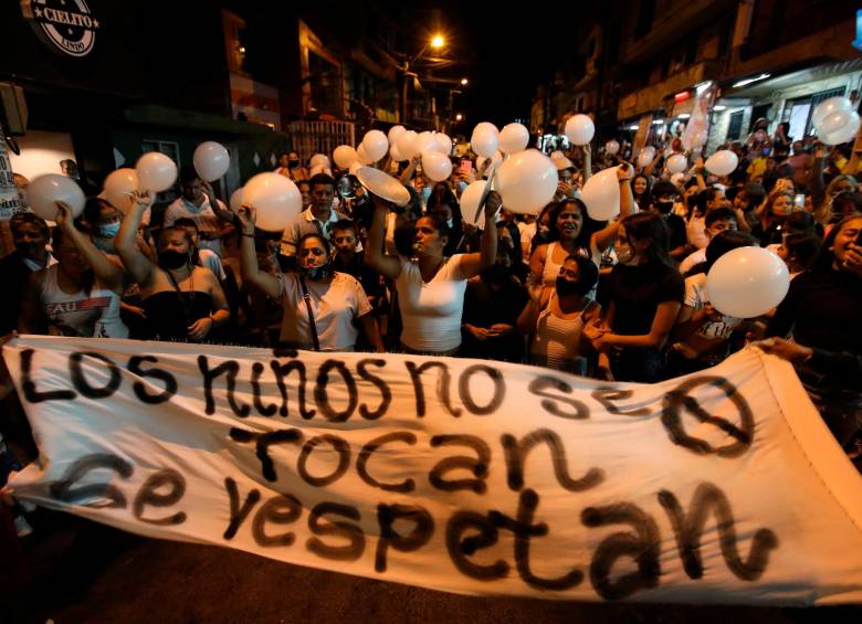 En julio de 2021, un grupo de madres hizo un cacerolazo frente a la sede del Centro Infantil de Buen Comienzo en Santa Cruz, exigiendo protección para los niños. FOTO: ARCHIVO EL COLOMBIANO