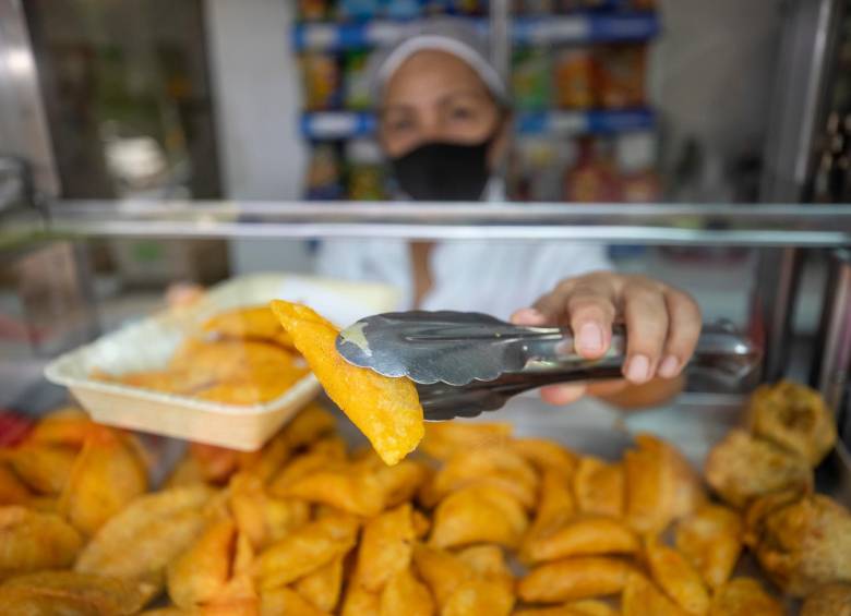 1. Las empanadas de la parroquia Beato Mariano de Jesús. 2. Amparo y sus empanadas en San Joaquín. 3. Muestra ofrecida en San Marcos. FOTO Camilo Suárez