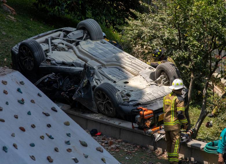 En esta camioneta se movilizaban las personas investigadas. Tras caer desde los parqueaderos del quinto piso, uno de los ocupantes falleció. FOTO: EDWIN BUSTAMANTE.