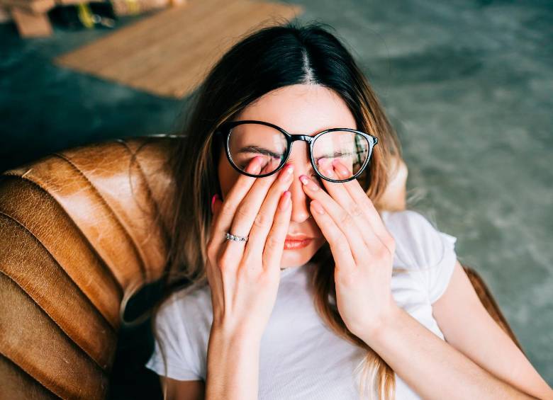 Frotarse los ojos puede generar daños como la deformación de la córnea y producir condiciones de salud como el astigmatismo. FOTO: SSTOCK