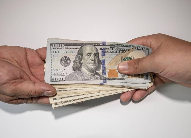 En la apertura, el dólar bajó $7 frente a la TRM vigente. FOTO: CARLOS VELÁSQUEZ