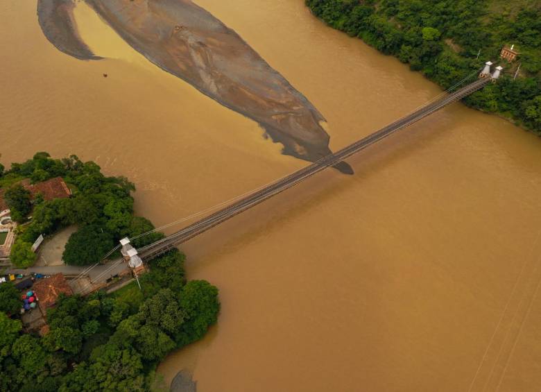 Cada siglo tuvo un puente para cruzar el río Cauca y llegar a Urabá