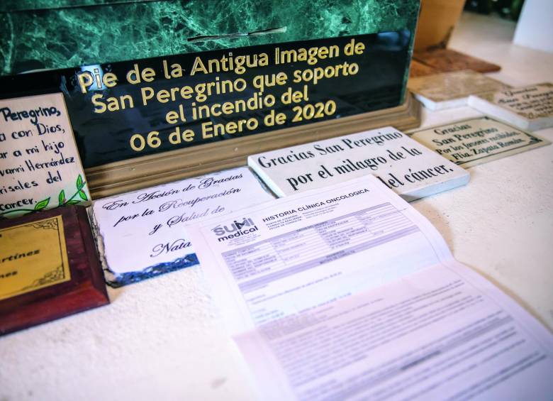 Todos los días llegan a la capilla de San Peregrino pacientes de cáncer con la esperanza de que un milagro les devuelva su salud. Al pie del altar le escriben sus súplicas, le dan las gracias y hasta le ofrecen las historias clínicas. Hay cientos de testimonios de fe.