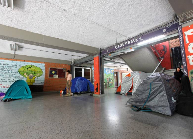 La irrupción de manifestantes en este espacio de la Ciudadela Universitaria de la calle Barranquilla obligó a la U. de A. a sacar de allí los exámenes de admisión para más de 13.000 aspirantes. FOTO EDWIN BUSTAMANTE