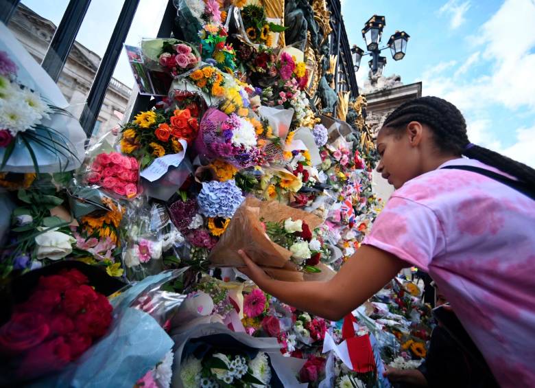 Así lucen las rejas del Palacio de Buckingham en homenaje a la reina Isabel II. FOTO Efe
