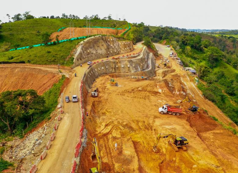 Punto donde se construye la nueva calzada a la salida de La Cruzada, en Remedios. FOTO<b> Camilo Suárez</b>