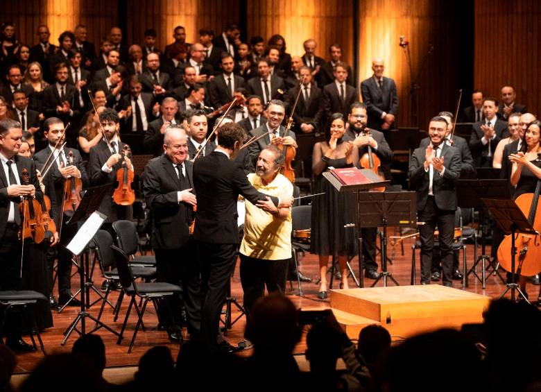 Maestro Alberto Correa entrega la batuta, luego de dirigir Las Bodas de Fígaro. FOTO: Esneyder Gutiérrez