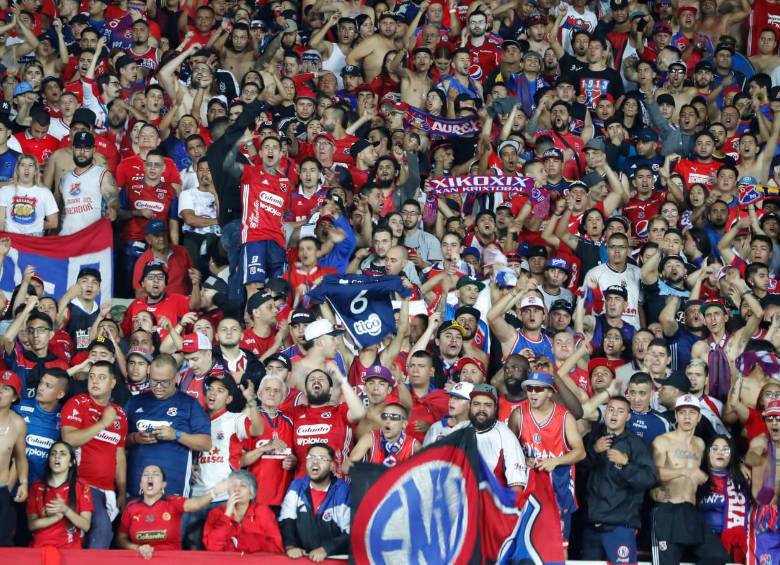 Los hinchas de Independiente Medelín asistieron en alto número al estadio Hernán Ramírez Villegas. FOTO: MANUEL SALDARRIAGA. 