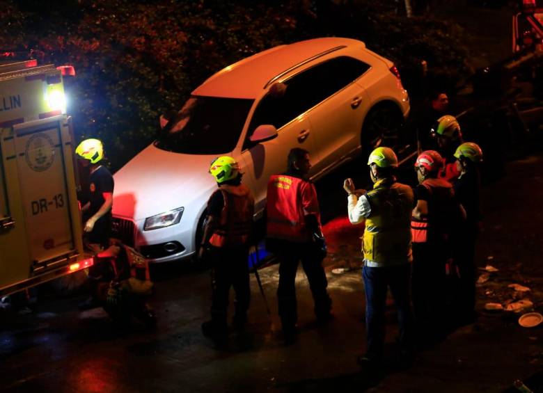 Hacia la 1:50 a.m. de este domingo se confirmó que los dos ocupantes habían fallecido, y por el momento se desconocen sus identidades. Las fuertes lluvias ocasionaron en la ciudad inundaciones en vías y viviendas, caída de árboles y movimientos en masa, según confirmaron las autoridades de gestión del riesgo. FOTO CAMILO SUÁREZ 