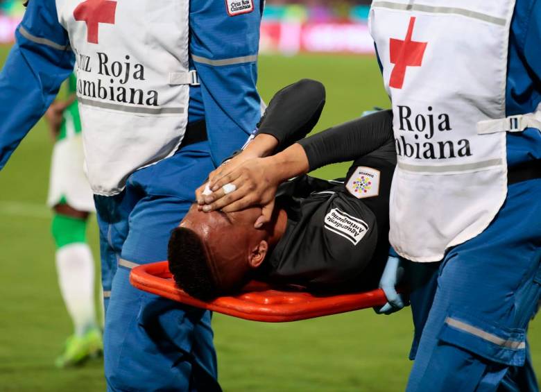 La noche no iba a ser fácil para los verdes, que perdieron, en el minuto 60 al arquero Kevin Mier, quien salió llorando del campo y se espera el diagnóstico del cuerpo médico de Nacional. Foto: Carlos Velásquez