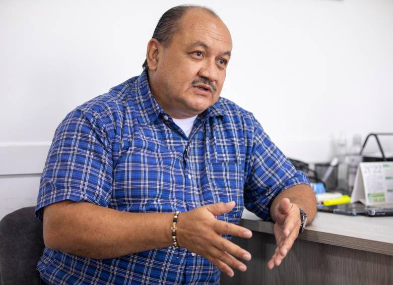 Julio Rengifo, líder social del suroccidente de Medellín. Criminales ofrecen plata por su muerte. FOTO carlos velàsquez