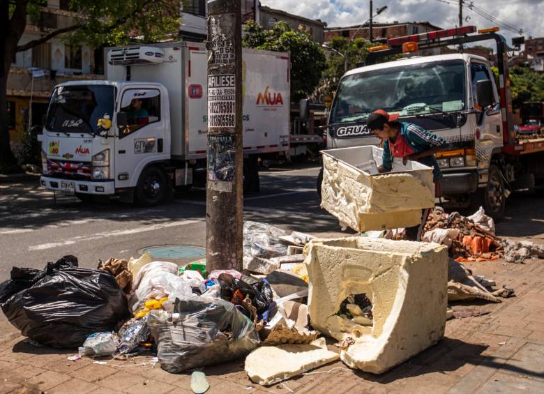 La basura seguía como si nadie se acordara de ella en la carrera 52 (Carabobo) con la calle 81, en el barrio Moravia. FOTOS CARLOS VELÁSQUEZ Y JAIME PÉREZ