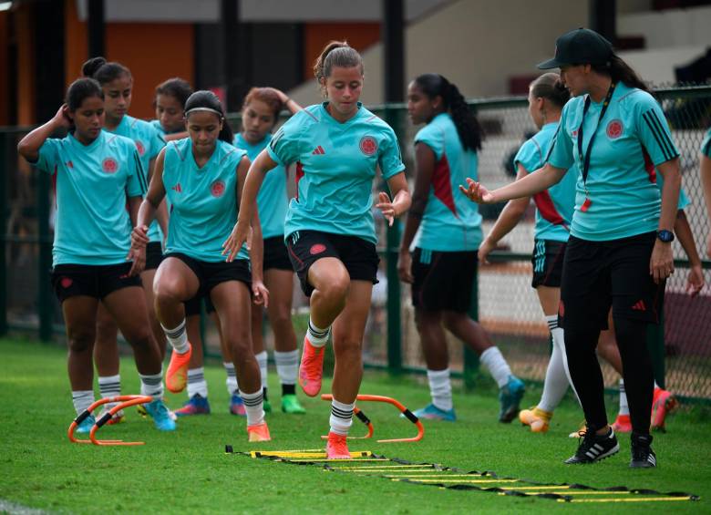 Imágenes de la práctica de este jueves en la India, en la que se observa el arduo trabajo de las jugadoras colombianas que están listas para enfrentar a Tanzania. FOTO cortesía fcf