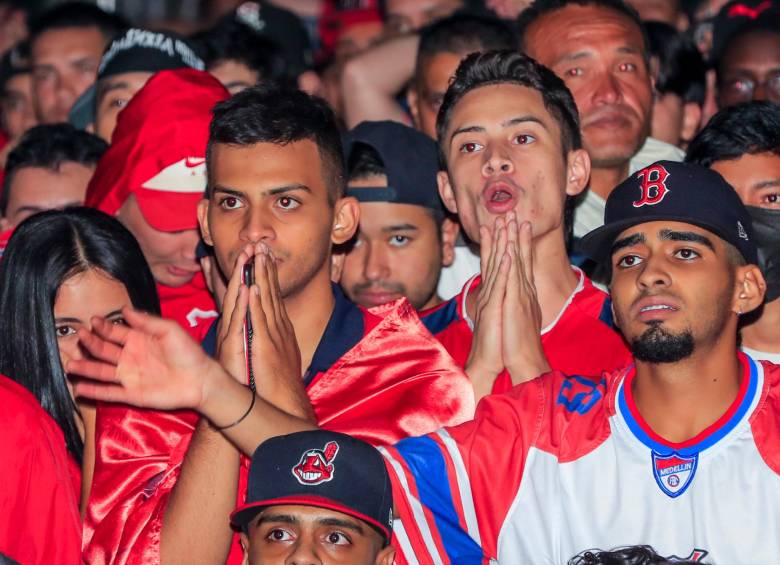 La hinchada roja que se quedó en Medellín no pudo celebrar el día de velitas