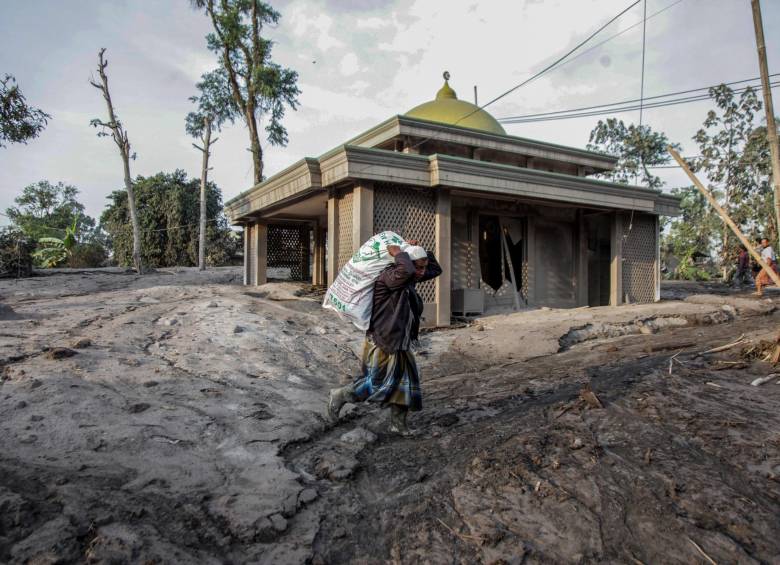 Varios poblados de Indonesia quedaron cubiertos por la ceniza volcánica. FOTO: EFE.