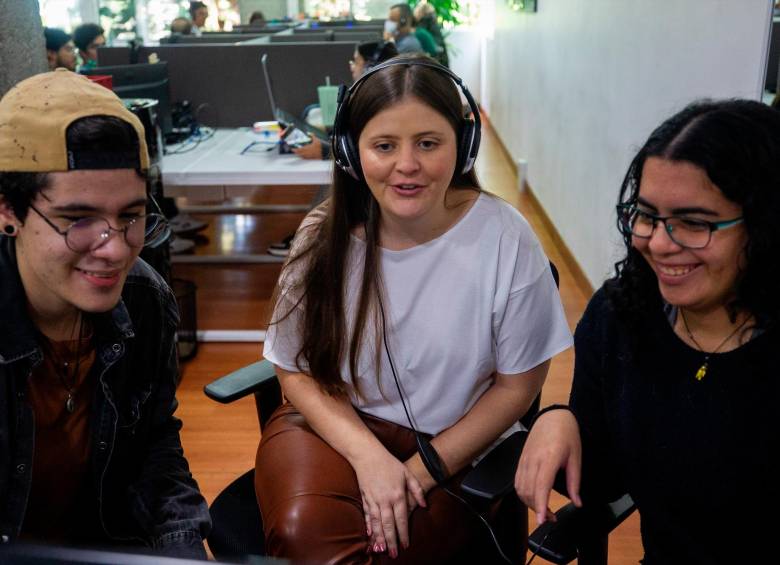 Camila Wolf tiene 31 años, estudió en el Colegio The Columbus School y saber inglés le abrió muchas puertas como ingresar a una universidad en Estados Unidos y trabajar con empresas extranjeras. FOTO Camilo Suárez Camila Wolf tiene 31 años, estudió en el Colegio The Columbus School y saber inglés le abrió muchas puertas como ingresar a una universidad en Estados Unidos y trabajar con empresas extranjeras. FOTO Camilo Suárez
