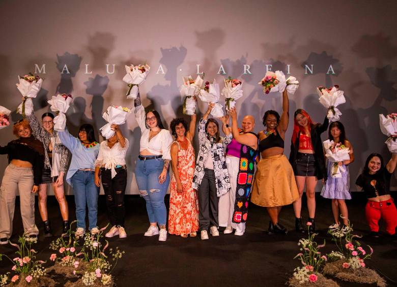 Cada una de las mujeres protagonistas recibió un mensaje personalizado por Maluma, además de un ramo de flores. FOTO Carlos Velásquez