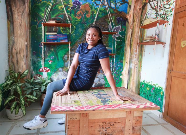 La enfermera Luz Esneda Quinto lidera el grupo Memoria chocoana, que trabaja en la preservación de la cultura afro en Medellín. Foto Manuel Saldarriaga.