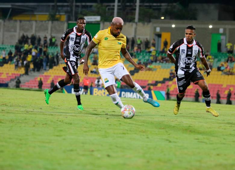 Bucaramanga, que sumó 15 contrataciones de cara a este torneo y Envigado, que ajustó tres, abrieron la Liga. FOTO @ABucaramanga