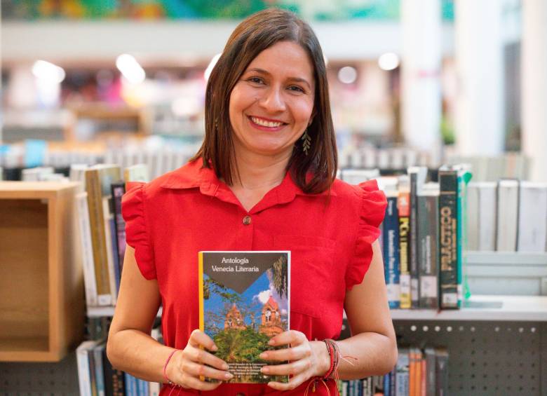 La periodista y gestora cultural Lina Marcela Velásquez fue la encargada de realizar la antología literaria. En el libro hay poemas y cuentos de diferentes autores del municipio antioqueño. FOTO Esneyder gutiérrez