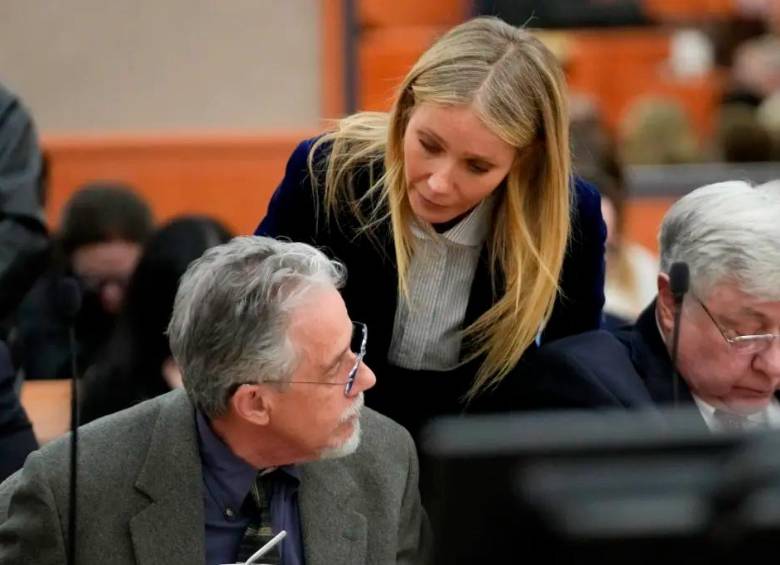 Gwyneth Paltrow habla con Terry Sanderson mientras sale de la sala del tribunal. Efe.