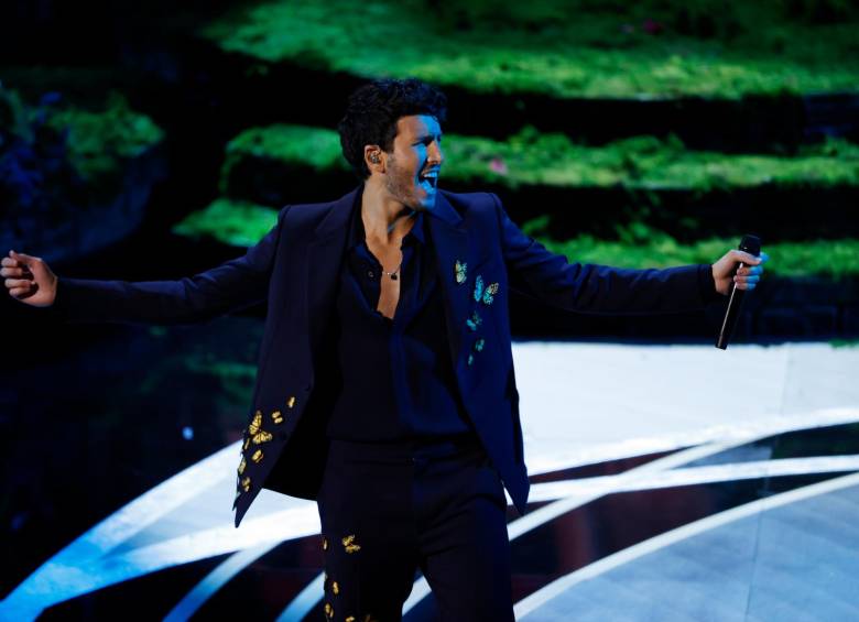 Sebastián Yatra cantó en vivo, emocionó a los colombianos y latinos y hasta medios internacionales como Los Ángeles Time, se preguntaron: “quién era el guapo colombiano que cantó en los Óscar”. FOTO EFE