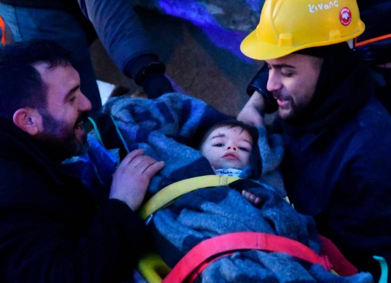 Turquía y Siria viven las dos caras de una misma moneda por el terremoto. En varias ciudades hay incendios que no han podido controlarse porque el personal está dedicado al rescate de las personas. El frío ha impedido la búsqueda. En los refugios los alimentos escasean y las imágenes de destrucción son pan diario. FOTO getty