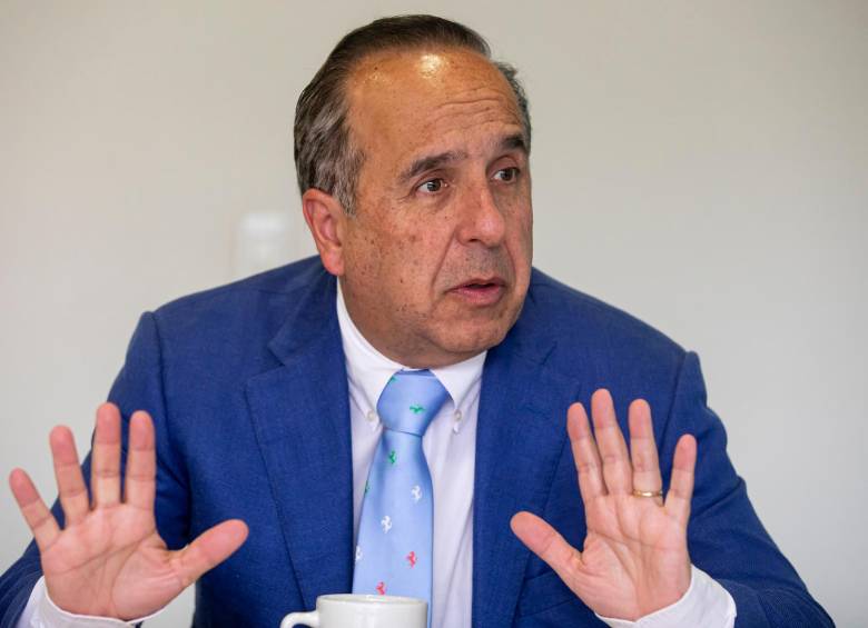 “Las afectaciones de Ultra Air que ocurrieron en días pasados se debieron a la reparación de dos aviones por cuenta de rayos y quizá de animales que se metieron en una turbina, pero eso debió suceder solo un día”, dijo Guillermo Reyes, ministro de Transporte. FOTO Carlos Velásquez 