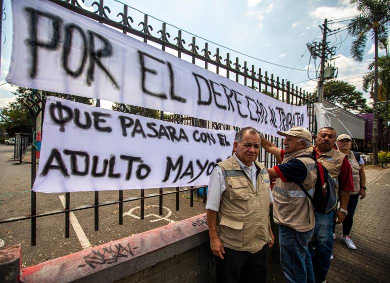 Los asociados de Amtag han instalado pancartas para protestar por lo que consideran una vulneración al trabajo. FOTO carlos velásquez