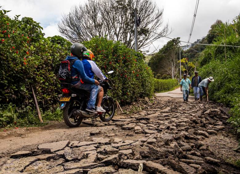 En la vereda Encenillos, varios ciudadanos trabajan en la reparación de su vía, que debe ser intervenida para evitar su inminente colapso. Ellos ponen la mano de obra y la alcaldía los materiales. FOTO carlos velásquez
