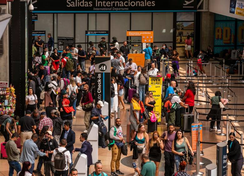 En febrero pasado, la terminal aérea de Rionegro experimentó una jornada de caos tras el cese de operaciones de Viva Air. FOTO ARCHIVO: CARLOS VELÁSQUEZ