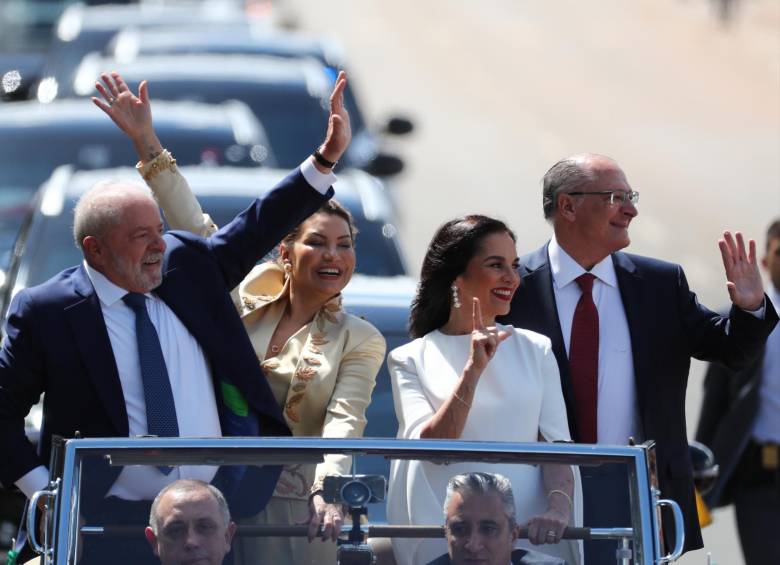  El presidente electo, Luiz Inácio Lula da Silva (i), junto a la primera dama, Rosángela da Silva (c), realiza un recorrido en coche hoy, previo a su investidura, en Brasilia (Brasil). Miles de personas se han comenzado a congregar este domingo en el corazón político de Brasilia para la investidura como presidente brasileño de Luiz Inácio Lula da Silva, quien asume por tercera vez el poder que ya ejerció durante dos períodos consecutivos, entre 2003 y 2010. EFE/ Sebastiao Moreira