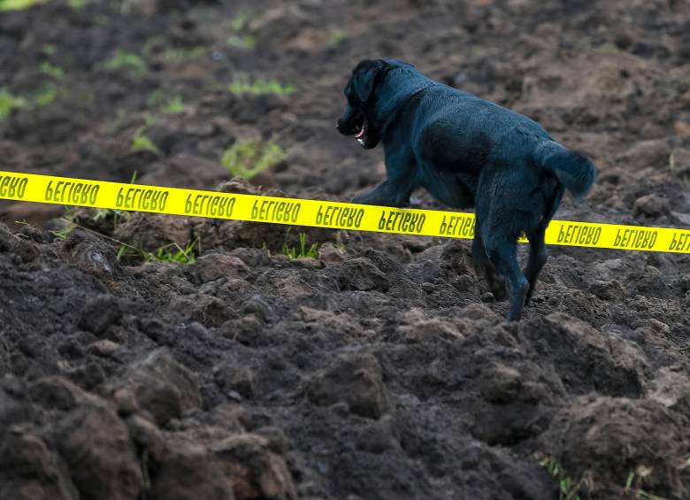 Jacob no abandona el lugar donde quedaba la vivienda donde vivía con su familia. FOTO: EFE