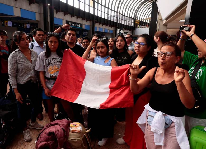 Un centenar de ciudadanos peruanos denunciaron quedarse atrapados en la terminal este martes. FOTO: CARLOS VELÁSQUEZ