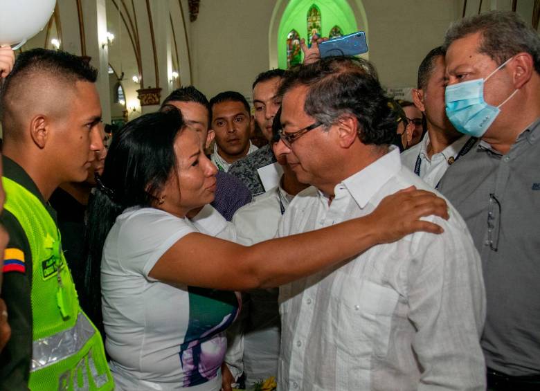 Gustavo Petro acudió al sepelio en compañía de su cúpula militar. FOTO PRESIDENCIA