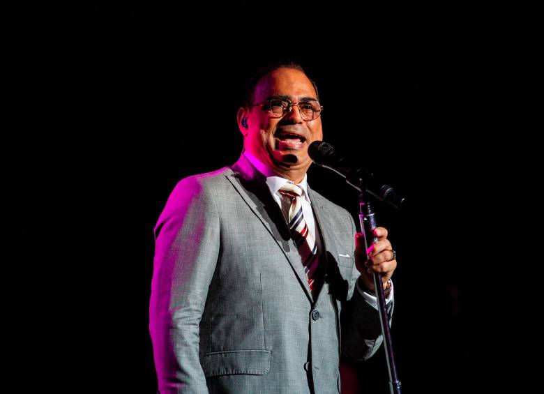 Gilberto Santa Rosa en uno de sus conciertos en Medellín de la gira Camínalo. FOTO Camilo Suárez