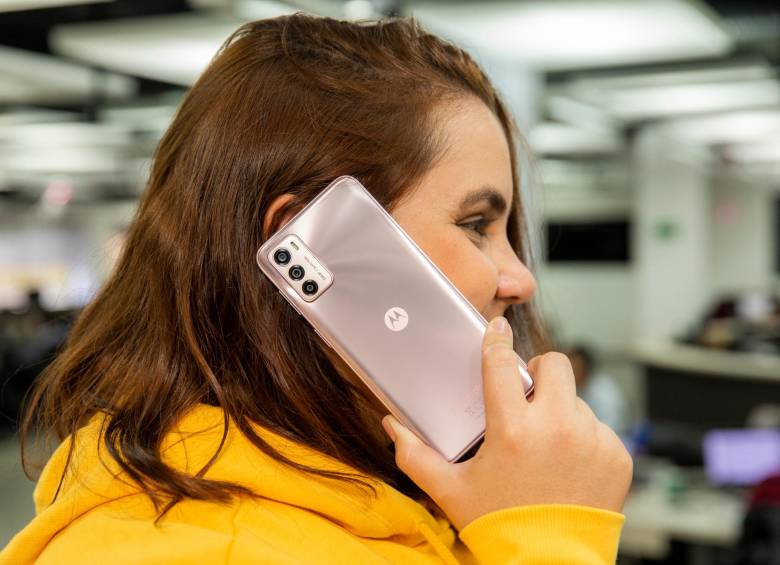 El Moto G42 pesa 174,5 gramos, tiene puerto tipo C y la duración de la batería puede ser hasta de 30 horas, según el uso. FOTO Carlos Velásquez