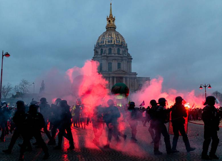 Desde el pasado martes, sindicatos y ciudadanos protestan contra la reforma social que propone el Estado. Los gremios de trabajadores realizarán más protestas el próximo martes y sábado. FOTO GETTY 