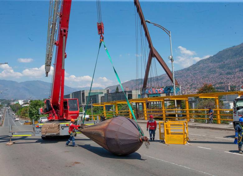 La plomada fue desmontada este domingo por funcionarios de la Alcaldía de Medellín. Foto: Esneyder Gutiérrez. Foto: Esneyder Gutiérrez