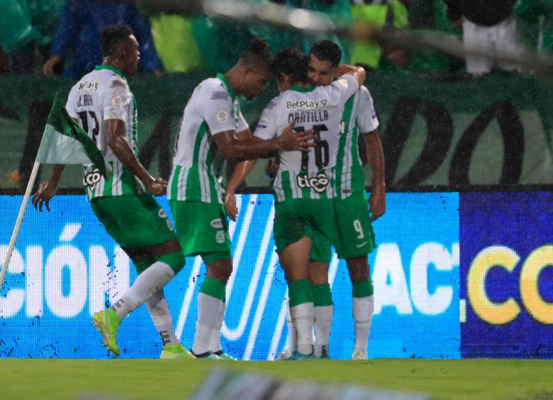 El cuadro verde celebró el empate 1-1 que consiguiópor intermedio de Jefferson Duque. FOTO: JAIME PÉREZ