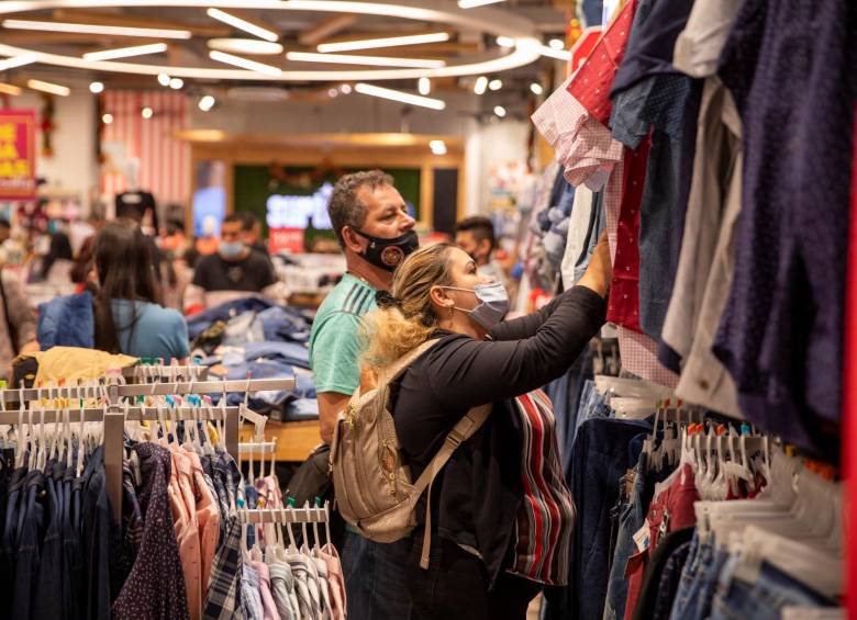 Una encuesta de Fenalco indica que el 84% de los antioqueños consultados espera comprar ropa y calzado en diciembre. FOTO: CARLOS VELÁSQUEZ