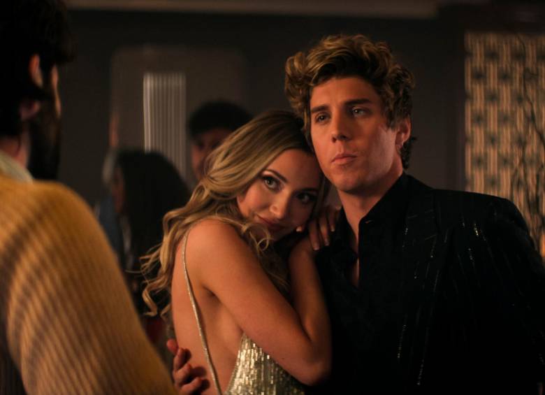 Tilly Keeper y Lukas Gage en la cuarta temporada de You. FOTO Cortesía