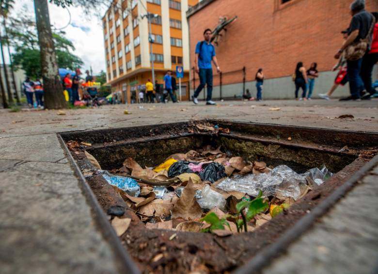 El abandono que carcome a la Plaza Botero: sin luces de Navidad y llena de basura