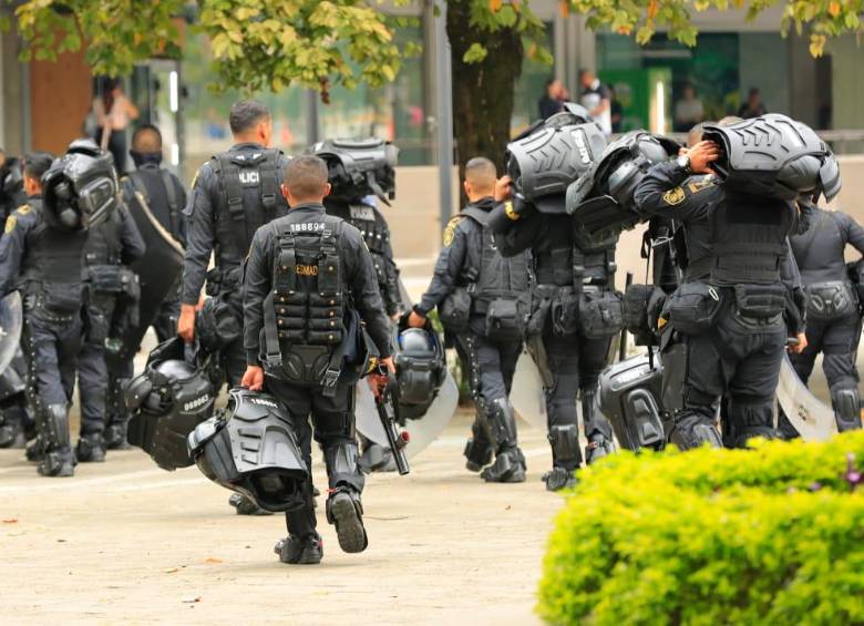 Los uniformados hicieron presencia a las afueras de plaza mayor durante la mañana de este viernes. FOTO: JAIME PÉREZ