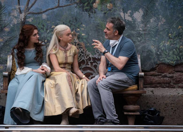 Miguel Sapochnik dirigiendo a las actrices Emily Carey y Milly Alcock. FOTO: CORTESÍA HBO MAX
