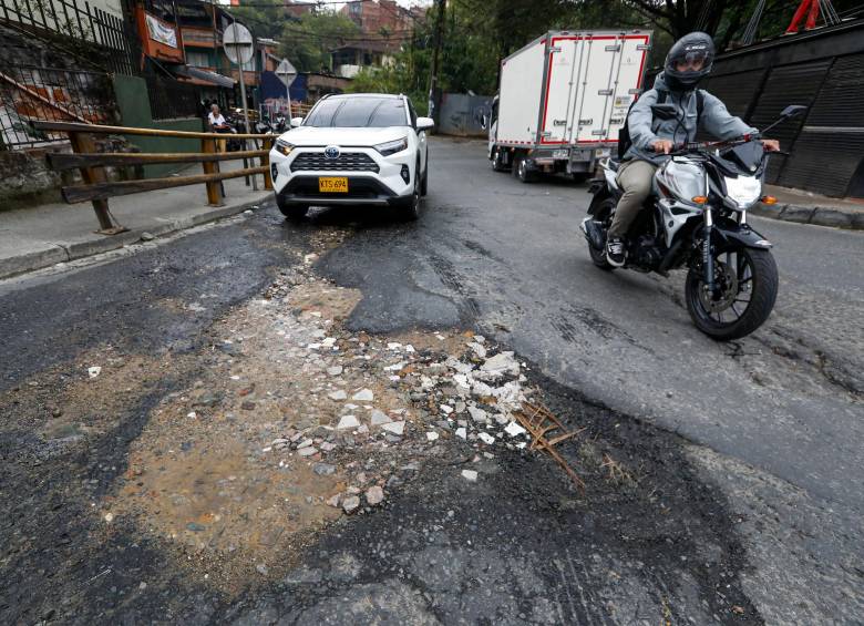 Los huecos son la constante en algunos puntos de San Antonio de Prado como sucede en el puente de La Limona. FOTO: Manuel Saldarriaga.