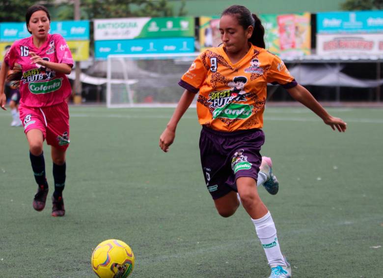 Las integrantes del barrio Rincón de Girón avanzaron a la semifinal del babyfútbol femenino. FOTO cortesía los paisitas