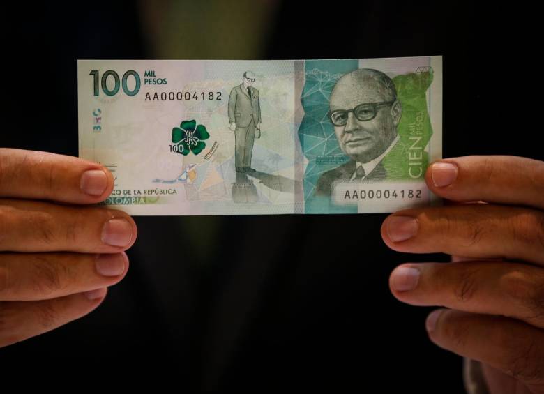 El billete de $100.000 está en circulación desde marzo de 2016 y cuenta con tecnología para una fácil revisión de si es real o no. FOTO: COLPRENSA