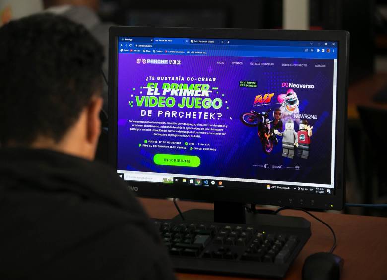 Joven de la comuna visitando la página de ParcheTek y la invitación a co-crear su primer videojuego - Foto: El Colombiano